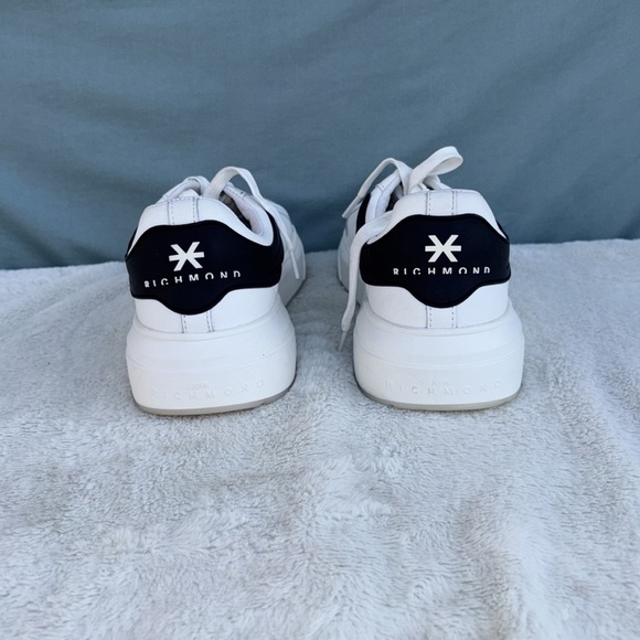 EUC John Richmond Logo Stamp Sneakers EU 41 White Black Mens Casual Leather Lux - Picture 4 of 9